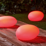 EASYmaxx Solar-Leuchte Stein flach 3,7V weiß mit 4 LEDs, Farbwechsel, wetterfest IP67 und Erdspieß für Gartenbeleuchtung.
