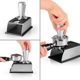 BEEM Tamperstation aus Edelstahl mit rutschfestem Silikonboden und Ablage für einfaches Andrücken von Kaffeemehl.