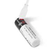 MAXXMEE Batterien wiederaufladbar AA - 4er-Set zeigt eine einzelne AA-Batterie mit USB-C-Ladekabel und Ladestandanzeige.