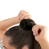 fairtye Scrunchie - schwarz aus Bio-Baumwolle, elastisch, metallfrei, sorgt für starken Halt und vielseitige Frisuren.