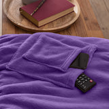 LUMALAND TV Kuscheldecke mit Ärmeln aus weichem Coral Fleece in lila mit Handytasche und Fußtasche für extra Komfort.