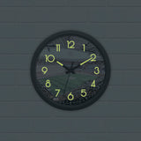 FC Bayern München Wanduhr Glow in the dark mit Stadion-Motiv, leuchtenden Zahlen und Zeigern, Ø 34 cm, batteriebetrieben.