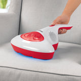 CLEANmaxx Akku-Milben-Handstaubsauger mit UV-C-Licht in rot/weiß, sterilisierend und saugend auf Polstermöbeln ohne Chemie.