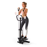 Frau trainiert mit VITALmaxx Fitnesstrainer Swing Stepper mit 2 Expanderbändern und höhenverstellbarem Handgriff schwarz.