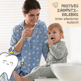 Eine Mutter und ihr Kleinkind putzen sich lächelnd gemeinsam im Badezimmer die Zähne. Text und ein Cartoon-Zahn sind darüber gelegt.