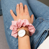 fairtye Scrunchie - rosa aus Bio-Baumwolle ohne Metall, elastisch und dehnbar für starken Halt und vielseitige Frisuren.