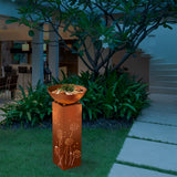 EASYmaxx LED-Dekosäule mit Pflanzschale in Rost-Optik mit warmweiß leuchtenden Pusteblumen-Mustern im Garten.