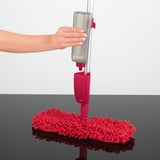 CLEANmaxx Spray-Mopp flexibel - rot mit flexiblem Wischkopf und integrierter Sprühfunktion für schonende Bodenreinigung ohne Eimer.