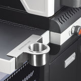 HSV Flaschenhalter magnetisch - silber mit Logo aus Edelstahl mit Magnetbefestigung und "NUR DER HSV"-Schriftzug am Grill befestigt.