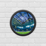 FC Schalke 04 Wanduhr "Glow in the dark" mit Stadion-Motiv und nachleuchtenden Ziffern und Zeigern, Ø 34 cm, batteriebetrieben.