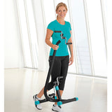 Frau bedient das VITALmaxx Trainingsgerät Aktiv Duo - schwarz zum Muskelaufbau und Kreislauftraining im Sitzen.