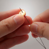 EASYmaxx Vergrößerungsbrille LED - schwarz, komfortabel, leicht, für Detailarbeiten wie das Nähen mit Nadel und Faden.