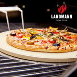 LANDMANN Pizzastein aus Cordierit im Grill mit frischer Pizza belegt, ideal für Gasgrills, Holzkohlegrills und Backöfen.
