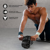 FitEngine Bauchmuskel-Roller - mit Display - schwarz/grau, Mann trainiert Bauchmuskeln mit rutschfesten Griffen und Kniepad.