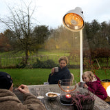 Hoberg Infrarot-Heizstrahler mit Standfuß im Lampen-Design, warmes Carbon-Infrarot, 3 Heizstufen, Fernbedienung, für drinnen und draußen.