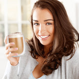 Frau hält GOURMETmaxx Thermogläser Kaffee-Spezialitäten 6er-Set Cappuccino Doppelwandglas für warme und kalte Getränke 250 ml.