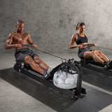 FitEngine Wasser-Rudergerät Smart + Herzfrequenzmesser | schwarz mit Wasserwiderstand und Full-Body-Workout für intensives Training zu Hause.