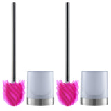 Drei Toilettenbürsten mit rosa Borsten und silbernen Griffen, daneben passende Halter mit silbernem Sockel.