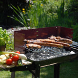GRILLCHEF Holzkohlegrill Grillwagen - 87cm - schwarz/rot mit emaillierter Feuerschüssel und fahrbarem Grillrost im Garten beim Grillen.