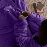 LUMALAND TV Kuscheldecke mit Ärmeln aus weichem Coral Fleece in lila, mit Handytasche und Fußtasche, 150 x 180 + 35 cm.