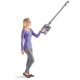 Frau nutzt CLEANmaxx Akku-Zyklon-Staubsauger - 2in1 - lila/silber mit verlängerbarem Aluminium-Steckrohr.