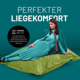 Frau liegt entspannt auf LUMALAND XXL Microvelours Sitzsack 380L in Grün, 140x180 cm, perfekter Liegekomfort für Indoor.