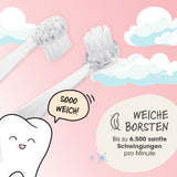 Zwei Zahnbürstenköpfe mit weichen Borsten auf rosa Hintergrund, mit einem lächelnden Zahn-Cartoon und deutschem Text.