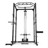FitEngine Power Rack mit Latzug, Klimmzugstange, verstellbaren Spottern und Safety Bars für vielseitiges Krafttraining bis 130 kg.