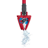 MAXXMEE Wischmopp mit Auswringfunktion - 5 Liter Eimer - grau/rot zeigt Auswringen mit 2-Schienensystem und Wasserablauf.