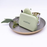 waschies Travel Bag grün aus weichem Silikon, handlich für bis zu 3 waschies®, nachhaltig und leicht zu reinigen.