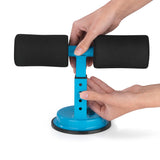 MAXXMEE Trainings-Assistent Sit-Up schwarz/blau mit Saugnapf, höhenverstellbar, Schaumstoffpolsterung für Bauch- und Armmuskeltraining.