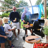 LANDMANN Smoker Vinson 200 - schwarz im Garten beim Grillen mit Fleisch und Gemüse, inklusive Feuerschüssel und Edelstahlgriffen.
