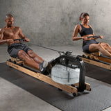 FitEngine Wasser-Rudergerät + Herzfrequenzmesser mit Wasserwiderstand für ein vollständiges Home-Gym Ganzkörpertraining.