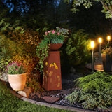 Hoberg LED Pflanzsäule in Rost-Optik mit Gingkoblätter-Design, LED-Beleuchtung und abnehmbarer Pflanzschale im Garten.