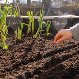 Hoberg Schiefer-Pflanzschilder "Herz-Form" - 10er Set mit wetterfesten, herzförmigen Schiefertafeln und robusten Erdspießen im Gartenbeet.