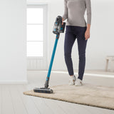 MAXXMEE Akku-Zyklon-Staubsauger LED Power Control Pro anthrazit/petrol kabellos mit Anti-Hair-Wrap-Technologie auf Teppichboden.