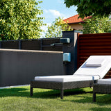 Hoberg Polyrattan Sicht- und Windschutz in Anthrazit als blickdichter, wetterfester und UV-beständiger Schutz auf Terrasse mit Sonnenliege.