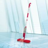 CLEANmaxx Spray-Mopp flexibel - rot mit flexiblem Wischkopf und Sprühfunktion für einfache Reinigung von Böden und Treppen.