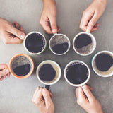 FRESH-AROMA-PERFECT III Filterkaffeemaschine mit Mahlwerk zeigt sieben Hände, die Kaffeetassen mit frisch gebrühtem Kaffee halten.