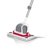 CLEANmaxx Akku-Scheuerbürste 3,7V rot/grau mit Teleskopstange für einfache, kabellose Bodenreinigung ohne übermäßige Feuchtigkeit.