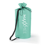 Ein blaugrüner MAXXMEE-Trockensack mit schwarzem Riemen und Kordelzugverschluss, aufrecht stehend auf weißem Hintergrund.