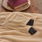 LUMALAND Sofa Kuscheldecke mit Ärmeln + Fußtasche in Beige, weiches Coral Fleece mit integrierten Taschen für Fernbedienung und Smartphone.