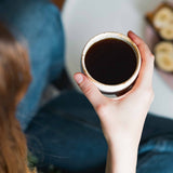 BEEM FRESH-AROMA-PERFECT Filter-Kaffeemaschine mit Mahlwerk, Tasse frisch gebrühter Kaffee, Genuss und Aroma im Fokus.