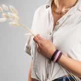 fairtye Haargummi braun - 3er-Set am Arm einer Frau, aus Bio-Baumwolle und Naturkautschuk, elastisch und ohne Metall oder Naht