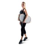 Frau trägt VITALmaxx Vibrationstrainer - Champagner/Grau mit 30 Vibrationsstufen und 3 Trainingszonen für vielseitiges Workout.