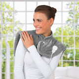 Frau trägt das VITALmaxx Wärmekissen - Für Nacken & Rücken - grau für wohltuende Wärme und entspannte Schultern.