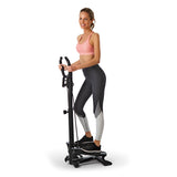 Frau trainiert auf VITALmaxx Fitnesstrainer Swing Stepper mit 2 Expanderbändern und höhenverstellbarem Handgriff schwarz.