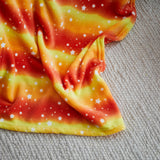 LUMALAND Kuscheldecke für Kinder 150 x 180 cm in Orange Star mit weichem Coral-Fleece und buntem Sternenmuster.