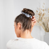 fairtye Scrunchie - schwarz aus Bio-Baumwolle, elastisch, ohne Metall, starker Halt für vielseitige Frisuren.