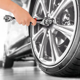 EASYmaxx Multi-Steckschlüssel 8in1 schwarz/rot im Einsatz am Autoreifen mit rutschfestem Griff und 8 Werkzeuggrößen.